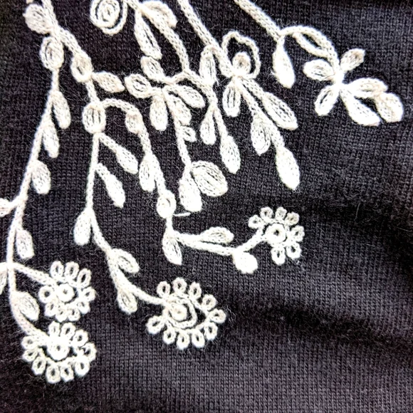 NWT Black And White Embroidered Sweater Bishop Sleeves - Picture 9 of 10
